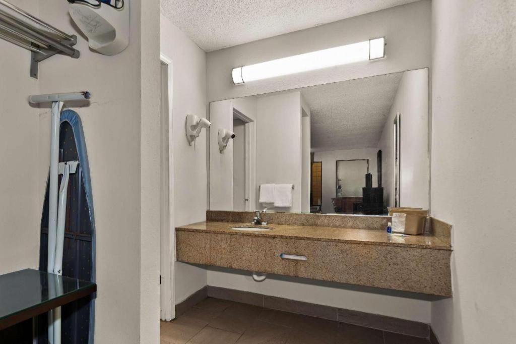 Rodeway Inn Lumberton Extérieur photo